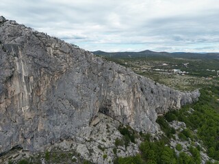 Vertikale Herausforderung: Luftaufnahme einer beeindruckenden Kletterroute