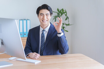 OKするビジネスマン