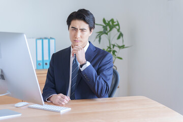 考えるビジネスマン