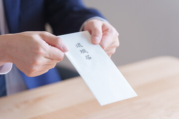 退職届けを持つビジネスマン