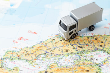 地図とトラック