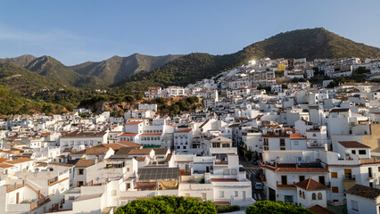 vista aérea del municipio de Ojén en la provincia de Málaga, España	