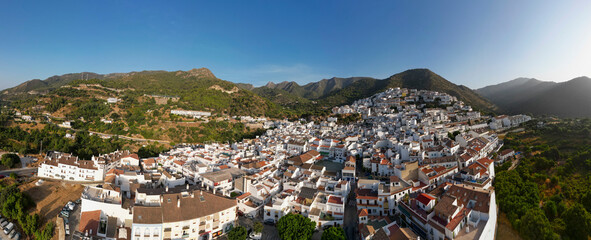 vista aérea del municipio de Ojén en la provincia de Málaga, España