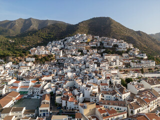 Naklejka premium vista aérea del municipio de Ojén en la provincia de Málaga, España 
