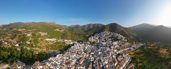 vista aérea del municipio de Ojén en la provincia de Málaga, Andalucía