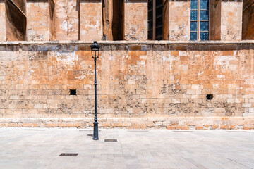 Straßenlaterne vor der Mauer der Kathedrale von Palma in Palma de Mallorca auf Mallorca Spanien
