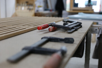 Schreinerei mit Schraubzwingen auf Werkbank
