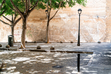 Straßenecke mit Bäumen und Mauer in Palma de Mallorca auf Mallorca Spanien
