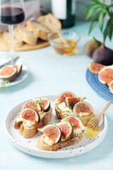 Sandwiches with cottage cheese, honey and fig