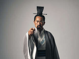 三国志に登場する諸葛孔明のような中国歴史上の人物が命令するシーン