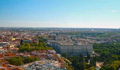 Obraz premium Madrid royal palace seen from above over the city skyline