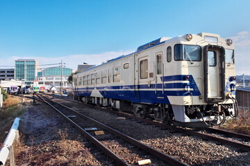 Obraz premium 加西市北条町の駅に停車する国鉄型ディーゼルカー