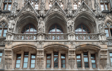 Obraz premium Exterior architecture design details of famous New Town Hall (Neue Rathaus) on Marienplatz square in Munich. Gothic architectural style. Space for text, Selective focus.