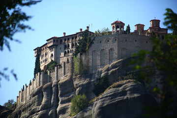 Obraz premium meteora landscape with rocky mountains and sanctuaries