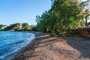 Kleiner versteckter Strand, Menschen leer bei Sonnenuntergang, schönes Licht in der Nähe von Cala...