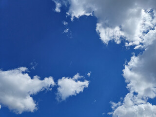 Obraz premium White cumulus clouds in the summer sky background