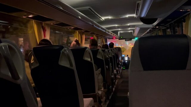 Interior de un autobus circulando de noche en Munich, Alemania