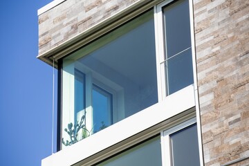 Außenaufnahme von einem großen neuen Fenster