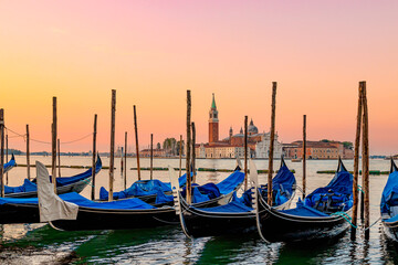 Naklejka premium San Giorgio Maggiore. Venice. A tranquil sunset warms Venice, where gondolas glide along enchanting canals, creating a romantic atmosphere