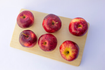 Pair these red apples with other fruit such as bananas or pears in fruit salads, slice into green salads, or dip into nut butters for a snack.