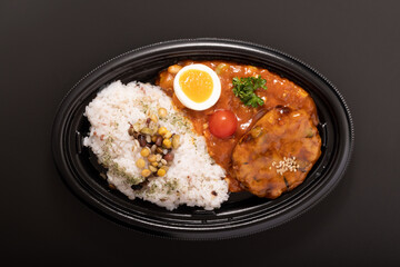 チリコンカンと豆腐ハンバーグ　十六穀米弁当