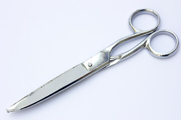 Tailor’s Shears, This professional-grade fabric scissor feature long, straight blade with serrated edges. Ideal for precise cuts on various fabrics, from silk to denim.