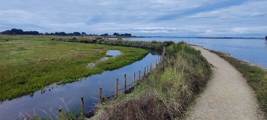 Panorama sur le sentier côtier des Marais Salants de Lasné , St Armel, Golfe du Morbihan, Bretagne, France

