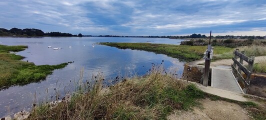 Pont sur le sentier côtier des Marais Salants de Lasné , St Armel, Golfe du Morbihan, Bretagne, France
