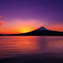 夕日が富士山をオレンジ色に染め、空は赤と紫のグラデーションに包まれている。富士山のシルエットが際立ち、神秘的な雰囲気を醸し出している