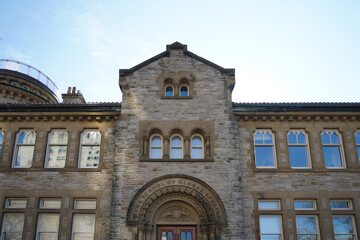 歴史的な校舎のファサード