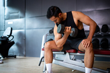 Obraz premium A strong Asian man is exercising to build muscle.