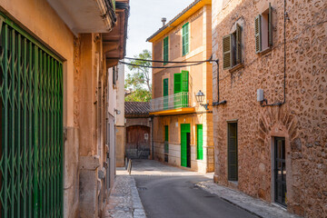 Leere Gasse und Straße mit Häusern in Sóller auf Mallorca Spanien
