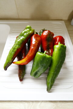 poivron vert et rouge fraichement cueillis et lav&eacute;s