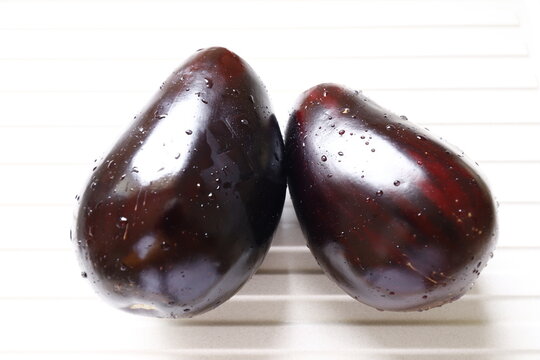 deux Belles aubergine nettoy&eacute;es et pos&eacute;es sur un &eacute;vier de cuisine