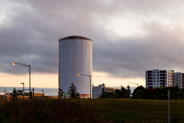 Obraz premium Dawn view of tall white 1951 decommissioned water tower next to the Bus Station at the intersection of Rochebelle avenue and chemin des Quatre-Bourgeois, Quebec City, Quebec, Canada