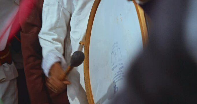 Agra, Uttar Pradesh, India. Musicians Play Drums At Indian Hindu Wedding Procession Of Baraat, Close-up View. Indian Wedding Rituals. Indian Wedding Cultural Tradition. Illuminated By Garlands And