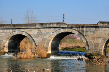 Fototapeta premium Buyukkaristiran Bridge, located in Luleburgaz, Turkey, was built by the Ottomans in the 16th century. 