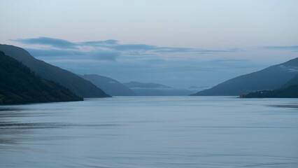 Blick in den Nordfjord am frühen Morgen von Nordfjordeid aus