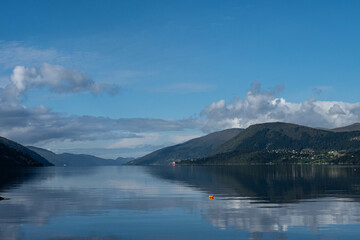 Blick in den Nordfjord von Nordfjordeid in Norwegen