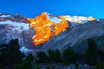 Sunrise at Kulikalon glacial tarns in the Fann Mountains - a view of Mirali (5106 m) and Mariâ...