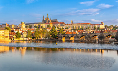 Obraz premium Charles bridge (Karlův most) and Hradcany castle hill over Vltava in golden hour,, Prague, Czech Republic