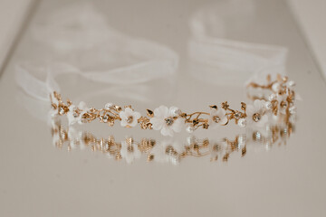 Exquisite Golden Jewelry Hairband with Quartz Accents for the Bride's Wedding Day