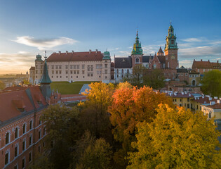 Obraz premium Wawel castle and cathedral over colorful autumn park in the morning sun, Krakow, Poland