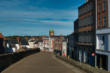 Fototapeta premium Blick auf das Stadtzentrum von Derry mit dem Turm des Rathauses - Londonderry in Nordirland - Northern Ireland