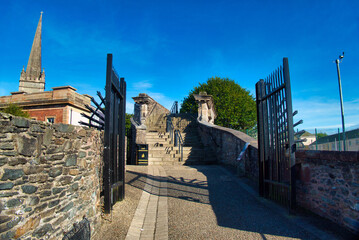 Tor auf der Stadtmauer von Derry - Londonderry  in Nordirland - Im Hintergrund der Turm der St...