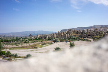 Breathtaking panoramic view of Cappadocia’s unique rock formations and wide valleys. The scene captures the beauty and vastness of Türkiye’s iconic natural landscape.