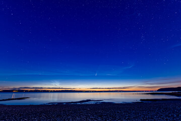 Der Komet Neowise 2021 über der Ostsee am Flensburger Strand namens Solitüde bei nacht