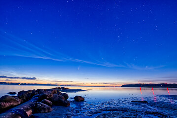 Der Komet Neowise 2021 über der Ostsee am Flensburger Strand namens Solitüde bei nacht