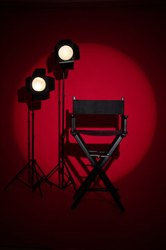 Silla de cine y spotlights de estudio