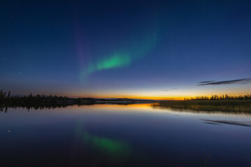 湖に映るオーロラ